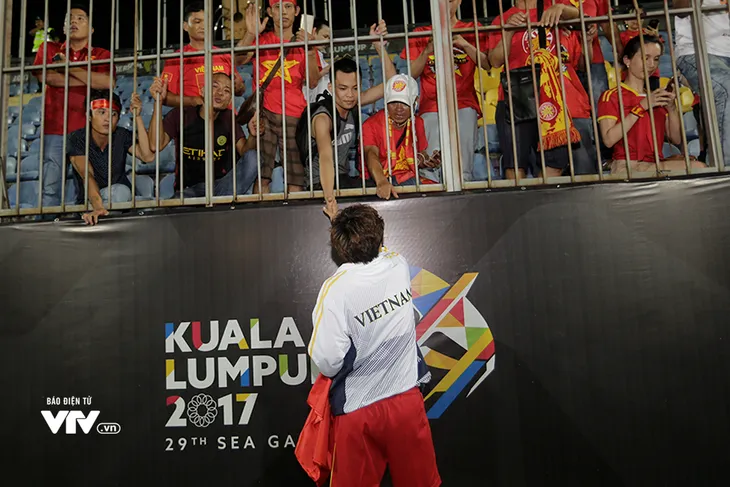 Vỡ oà niềm vui ngày ĐT nữ Việt Nam giành HCV SEA Games 29 - Ảnh 10. Vỡ oà niềm vui ngày ĐT nữ Việt Nam giành HCV SEA Games 29 - Ảnh 10.