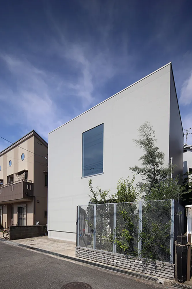 Ngôi nhà 90 m2 kín đáo mà vẫn có không gian mở thông thoáng - Ảnh 1. Ngôi nhà 90 m2 kín đáo mà vẫn có không gian mở thông thoáng - Ảnh 1.
