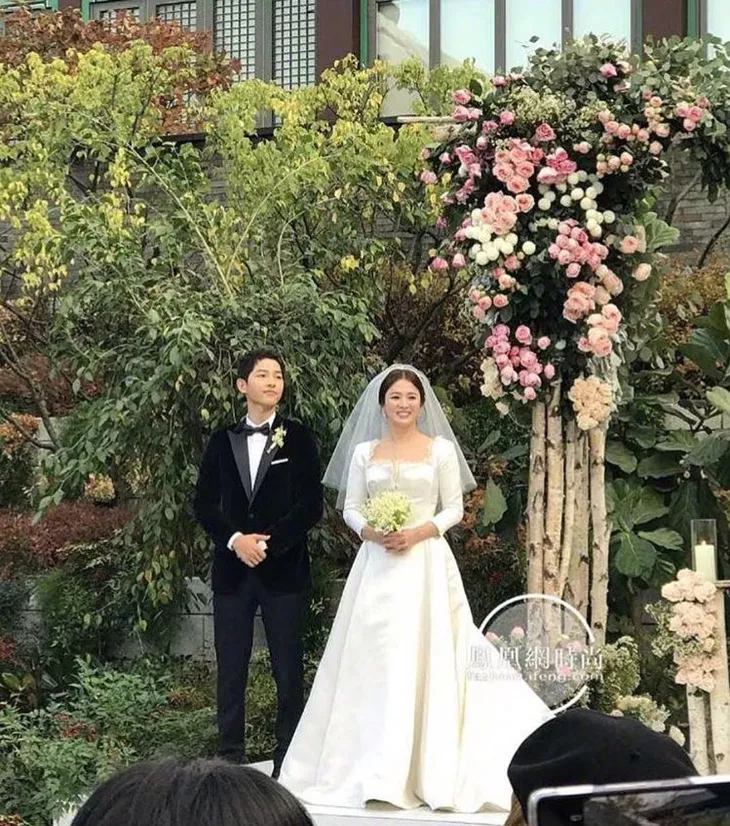 Song Hye Kyo – Song Joong Ki: Đám cưới thế kỷ của Hàn Quốc qua các bức hình - Ảnh 8. Song Hye Kyo – Song Joong Ki: Đám cưới thế kỷ của Hàn Quốc qua các bức hình - Ảnh 8.