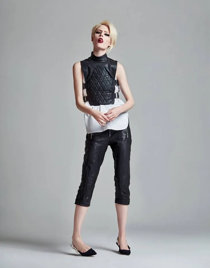Nữ hoàng tạo dáng Coco Rocha biến hóa kỳ ảo với trang phục thanh lịch - Ảnh 11. Nữ hoàng tạo dáng Coco Rocha biến hóa kỳ ảo với trang phục thanh lịch - Ảnh 11.