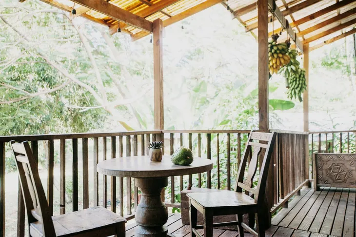 Hai cô gái biến nhà kho cũ kỹ thành nơi ở gần gũi với thiên nhiên - Ảnh 10. Hai cô gái biến nhà kho cũ kỹ thành nơi ở gần gũi với thiên nhiên - Ảnh 10.