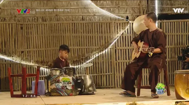 Hoài Linh và Trung Dân khoe chân dài, NB Lại Văn Sâm gặp gỡ DJ nhí Thái Lan - Ảnh 1. Hoài Linh và Trung Dân khoe chân dài, NB Lại Văn Sâm gặp gỡ DJ nhí Thái Lan - Ảnh 1.