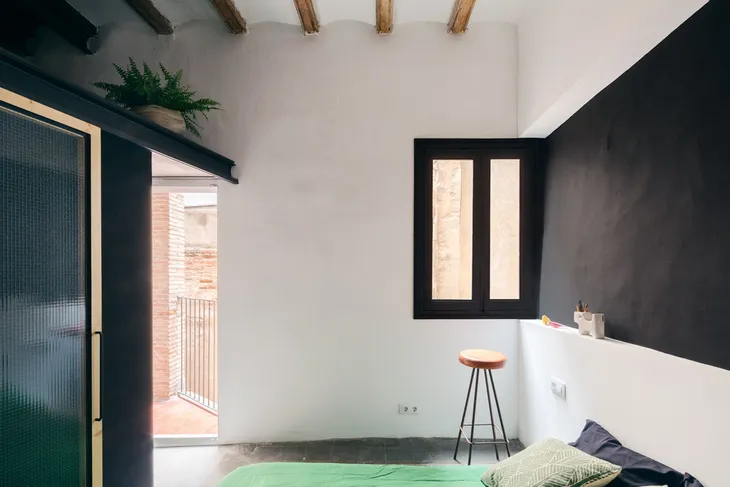 Ngôi nhà 45 m2 ấm áp với sắc màu của gỗ và cây cỏ - Ảnh 8. Ngôi nhà 45 m2 ấm áp với sắc màu của gỗ và cây cỏ - Ảnh 8.