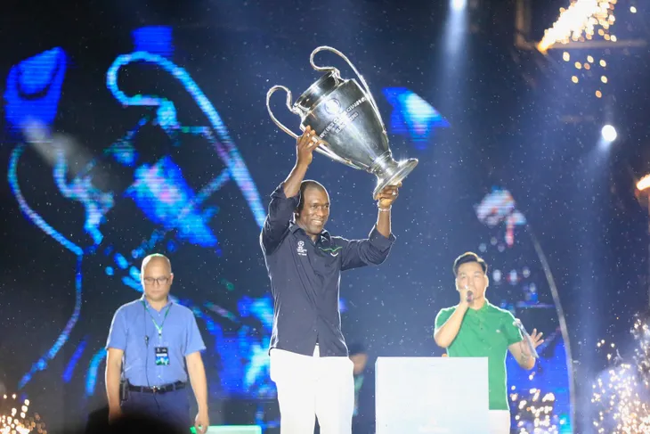 Ảnh: Cúp bạc UEFA Champions League và Clarence Seedorf ở Hà Nội - Ảnh 11. Ảnh: Cúp bạc UEFA Champions League và Clarence Seedorf ở Hà Nội - Ảnh 11.