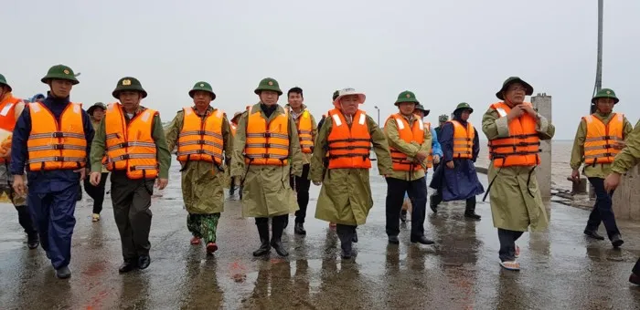 Phó Thủ tướng Trịnh Đình Dũng kiểm tra công tác ứng phó bão số 16 - Ảnh 2. Phó Thủ tướng Trịnh Đình Dũng kiểm tra công tác ứng phó bão số 16 - Ảnh 2.