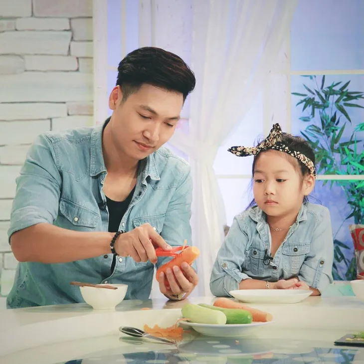 Nhìn những hình ảnh này, ai cũng phải công nhận Mạnh Trường là ông bố tuyệt vời của showbiz Việt - Ảnh 5. Nhìn những hình ảnh này, ai cũng phải công nhận Mạnh Trường là ông bố tuyệt vời của showbiz Việt - Ảnh 5.