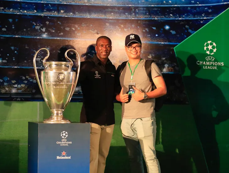 Ảnh: Cúp bạc UEFA Champions League và Clarence Seedorf ở Hà Nội - Ảnh 14. Ảnh: Cúp bạc UEFA Champions League và Clarence Seedorf ở Hà Nội - Ảnh 14.