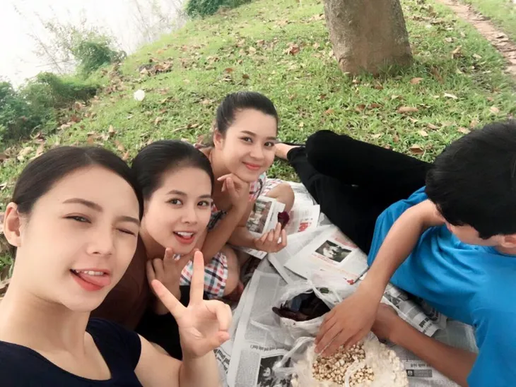 Những hình ảnh hậu trường cực nhắng nhít của phim Đi qua mùa hạ - Ảnh 10. Những hình ảnh hậu trường cực nhắng nhít của phim Đi qua mùa hạ - Ảnh 10.