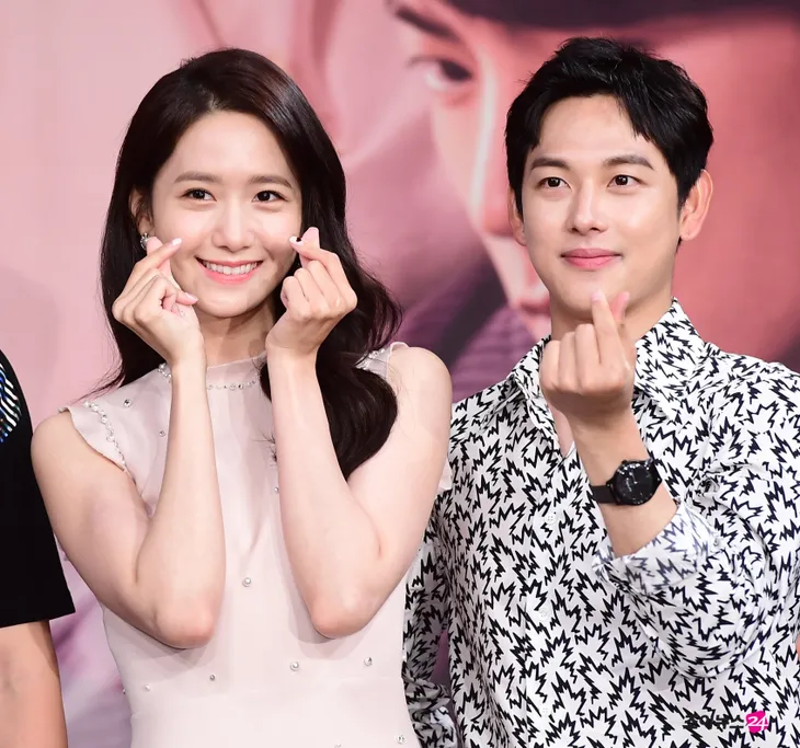 Chân vòng kiềng cũng không thể ngăn nổi nhan sắc Yoona (SNSD) tỏa sáng - Ảnh 10. Chân vòng kiềng cũng không thể ngăn nổi nhan sắc Yoona (SNSD) tỏa sáng - Ảnh 10.