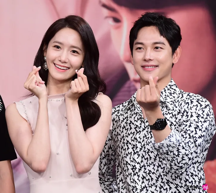 Chân vòng kiềng cũng không thể ngăn nổi nhan sắc Yoona (SNSD) tỏa sáng - Ảnh 7. Chân vòng kiềng cũng không thể ngăn nổi nhan sắc Yoona (SNSD) tỏa sáng - Ảnh 7.