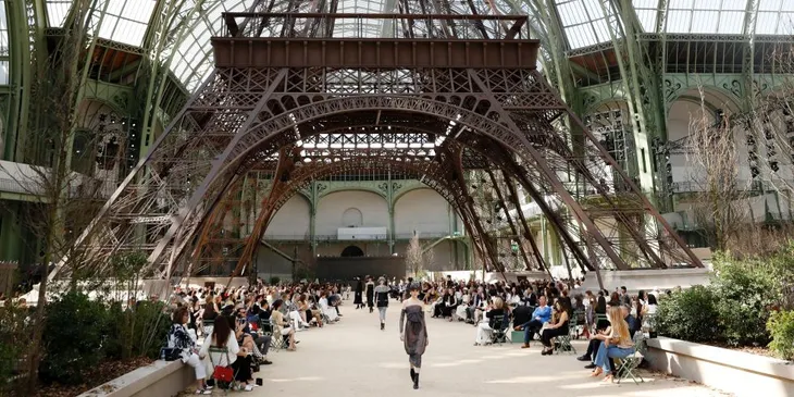 Chanel mang tháp Eiffel lên sàn diễn thời trang cao cấp - Ảnh 1. Chanel mang tháp Eiffel lên sàn diễn thời trang cao cấp - Ảnh 1.