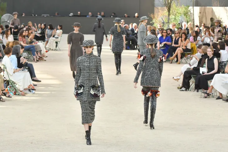 Chanel mang tháp Eiffel lên sàn diễn thời trang cao cấp - Ảnh 19. Chanel mang tháp Eiffel lên sàn diễn thời trang cao cấp - Ảnh 19.