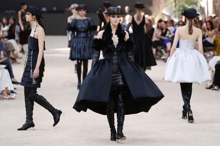 Chanel mang tháp Eiffel lên sàn diễn thời trang cao cấp - Ảnh 18. Chanel mang tháp Eiffel lên sàn diễn thời trang cao cấp - Ảnh 18.