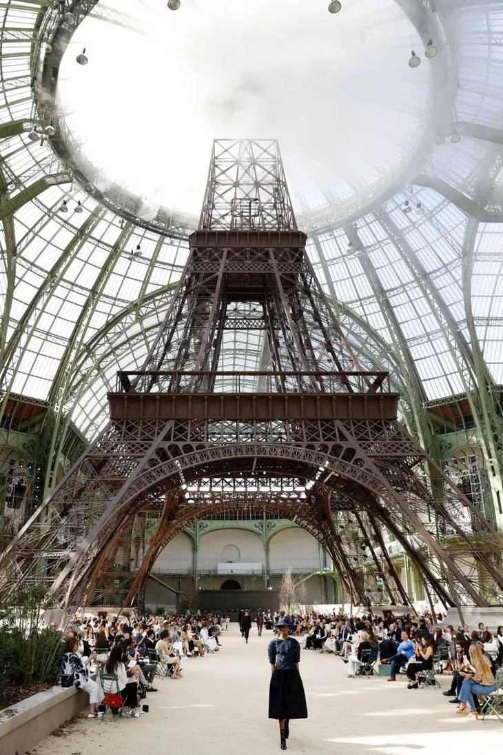 Chanel mang tháp Eiffel lên sàn diễn thời trang cao cấp - Ảnh 2. Chanel mang tháp Eiffel lên sàn diễn thời trang cao cấp - Ảnh 2.