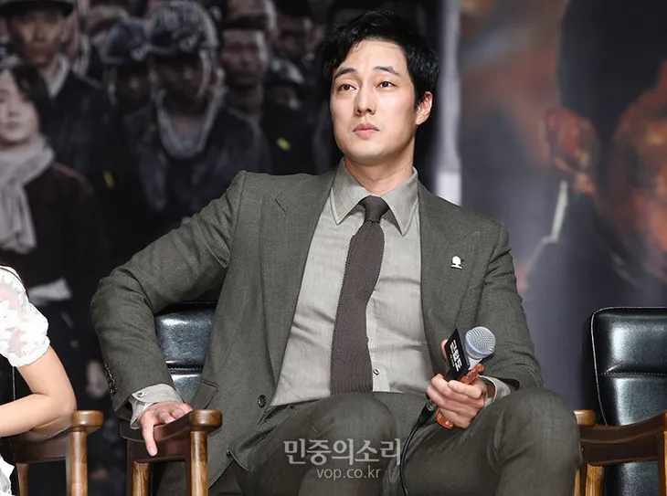 Rụng tim với màn đọ sắc khó phân định thắng thua giữa Song Joong Ki và So Ji Sub - Ảnh 9. Rụng tim với màn đọ sắc khó phân định thắng thua giữa Song Joong Ki và So Ji Sub - Ảnh 9.