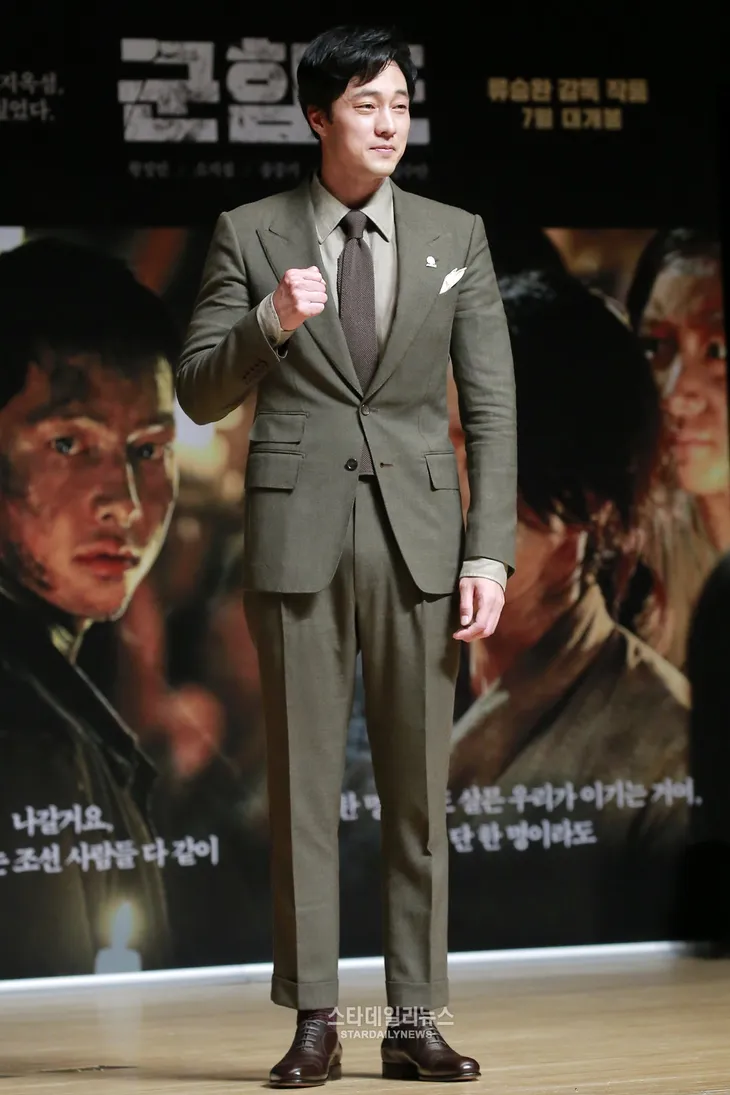 Rụng tim với màn đọ sắc khó phân định thắng thua giữa Song Joong Ki và So Ji Sub - Ảnh 7. Rụng tim với màn đọ sắc khó phân định thắng thua giữa Song Joong Ki và So Ji Sub - Ảnh 7.