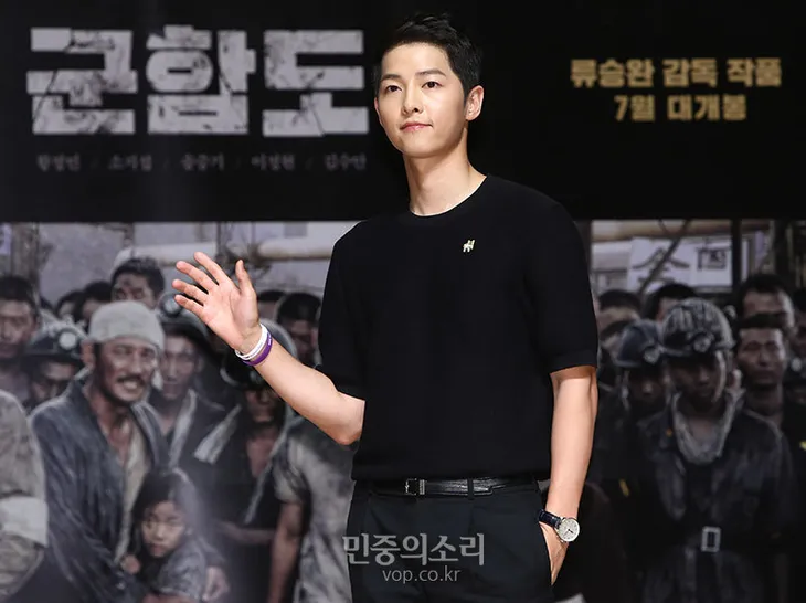 Rụng tim với màn đọ sắc khó phân định thắng thua giữa Song Joong Ki và So Ji Sub - Ảnh 2. Rụng tim với màn đọ sắc khó phân định thắng thua giữa Song Joong Ki và So Ji Sub - Ảnh 2.