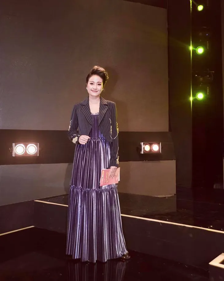 MC Phí Linh biến hóa với phong cách thời trang đa dạng và chất lừ - Ảnh 10. MC Phí Linh biến hóa với phong cách thời trang đa dạng và chất lừ - Ảnh 10.