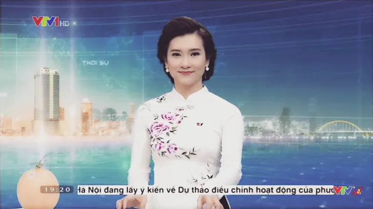 BTV Khánh Trang với những chiếc áo dài gây thương nhớ trong Bản tin 19h - Ảnh 10. BTV Khánh Trang với những chiếc áo dài gây thương nhớ trong Bản tin 19h - Ảnh 10.