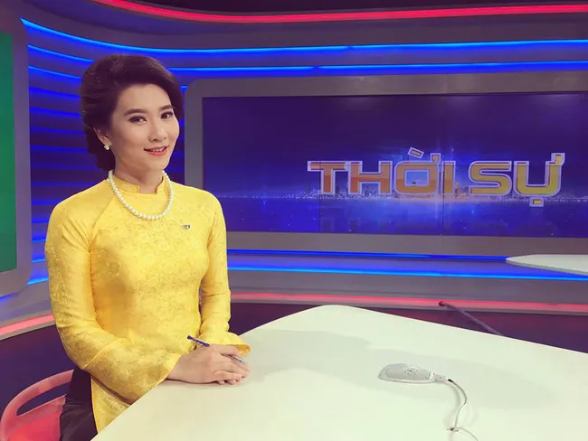 BTV Khánh Trang với những chiếc áo dài gây thương nhớ trong Bản tin 19h - Ảnh 18. BTV Khánh Trang với những chiếc áo dài gây thương nhớ trong Bản tin 19h - Ảnh 18.