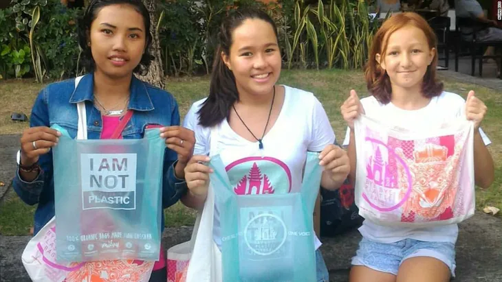 Túi làm từ khoai mì thay thế bịch nilon ở Indonesia - Ảnh 3. Túi làm từ khoai mì thay thế bịch nilon ở Indonesia - Ảnh 3.