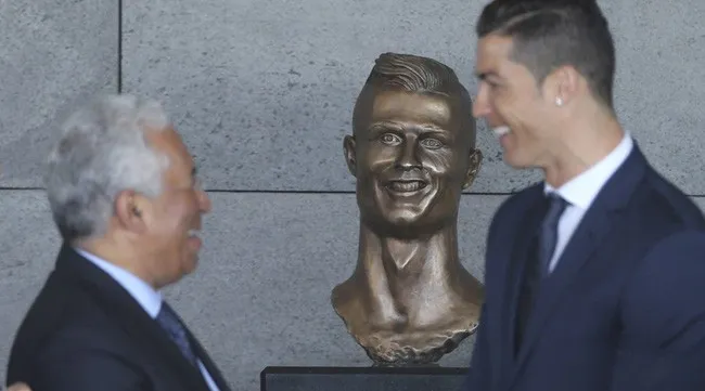 Ronaldo đã có tượng mới đẹp hơn nhiều thảm họa ở quê nhà - Ảnh 1. Ronaldo đã có tượng mới đẹp hơn nhiều thảm họa ở quê nhà - Ảnh 1.