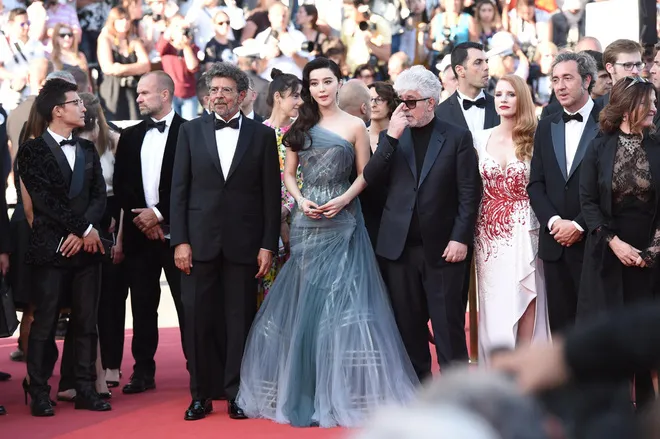 Phạm Băng Băng hút mắt với váy xuyên thấu trên thảm đỏ bế mạc Cannes 2017 - Ảnh 1. Phạm Băng Băng hút mắt với váy xuyên thấu trên thảm đỏ bế mạc Cannes 2017 - Ảnh 1.