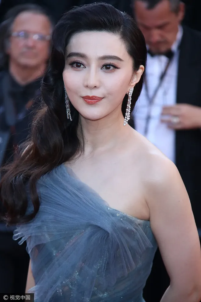 Phạm Băng Băng hút mắt với váy xuyên thấu trên thảm đỏ bế mạc Cannes 2017 - Ảnh 3. Phạm Băng Băng hút mắt với váy xuyên thấu trên thảm đỏ bế mạc Cannes 2017 - Ảnh 3.