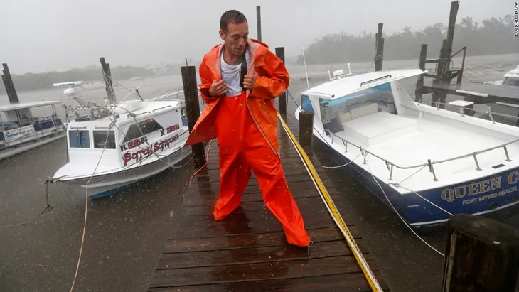 Siêu bão Irma trút cuồng nộ ở Florida, ít nhất 4 người thiệt mạng - Ảnh 3. Siêu bão Irma trút cuồng nộ ở Florida, ít nhất 4 người thiệt mạng - Ảnh 3.