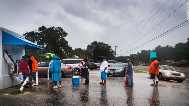 Siêu bão Irma trút cuồng nộ ở Florida, ít nhất 4 người thiệt mạng - Ảnh 2. Siêu bão Irma trút cuồng nộ ở Florida, ít nhất 4 người thiệt mạng - Ảnh 2.