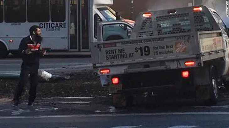 Khủng bố bằng xe bán tải ở New York, 8 người chết - Ảnh 1. Khủng bố bằng xe bán tải ở New York, 8 người chết - Ảnh 1.
