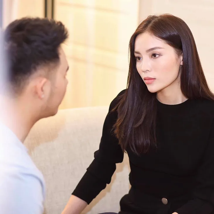 Những lần Kỳ Duyên khiến khán giả hoảng hốt với chiếc cằm nhọn hoắt - Ảnh 4. Những lần Kỳ Duyên khiến khán giả hoảng hốt với chiếc cằm nhọn hoắt - Ảnh 4.