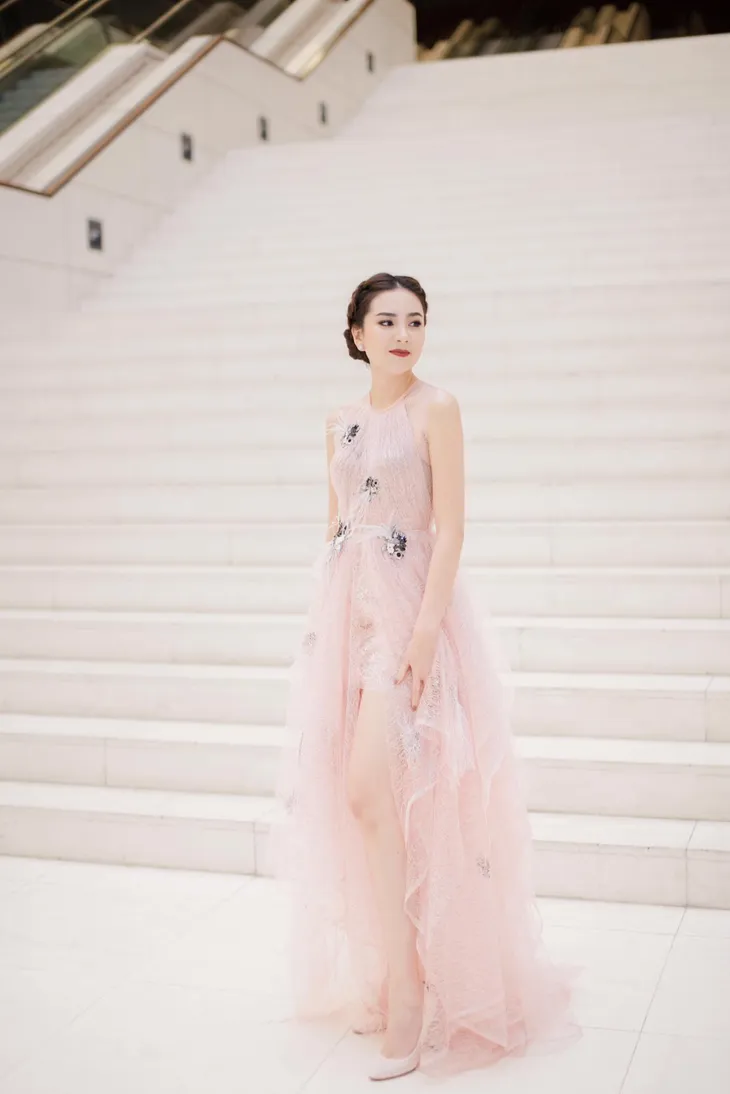 Ngắm cô nàng thời tiết Mai Ngọc duyên dáng đọ sắc bên MC Hoài Anh - Ảnh 2. Ngắm cô nàng thời tiết Mai Ngọc duyên dáng đọ sắc bên MC Hoài Anh - Ảnh 2.