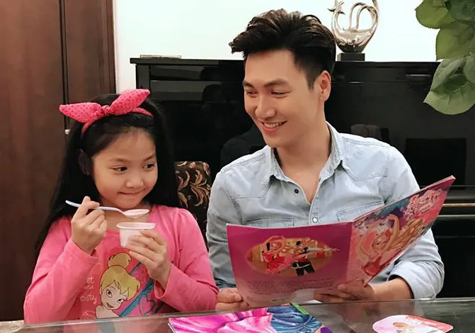 Nhìn những hình ảnh này, ai cũng phải công nhận Mạnh Trường là ông bố tuyệt vời của showbiz Việt - Ảnh 2. Nhìn những hình ảnh này, ai cũng phải công nhận Mạnh Trường là ông bố tuyệt vời của showbiz Việt - Ảnh 2.