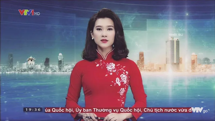 BTV Khánh Trang với những chiếc áo dài gây thương nhớ trong Bản tin 19h - Ảnh 14. BTV Khánh Trang với những chiếc áo dài gây thương nhớ trong Bản tin 19h - Ảnh 14.