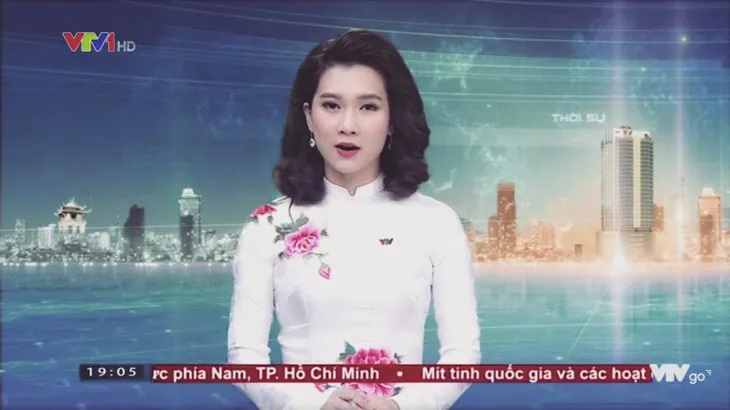 BTV Khánh Trang với những chiếc áo dài gây thương nhớ trong Bản tin 19h - Ảnh 15. BTV Khánh Trang với những chiếc áo dài gây thương nhớ trong Bản tin 19h - Ảnh 15.