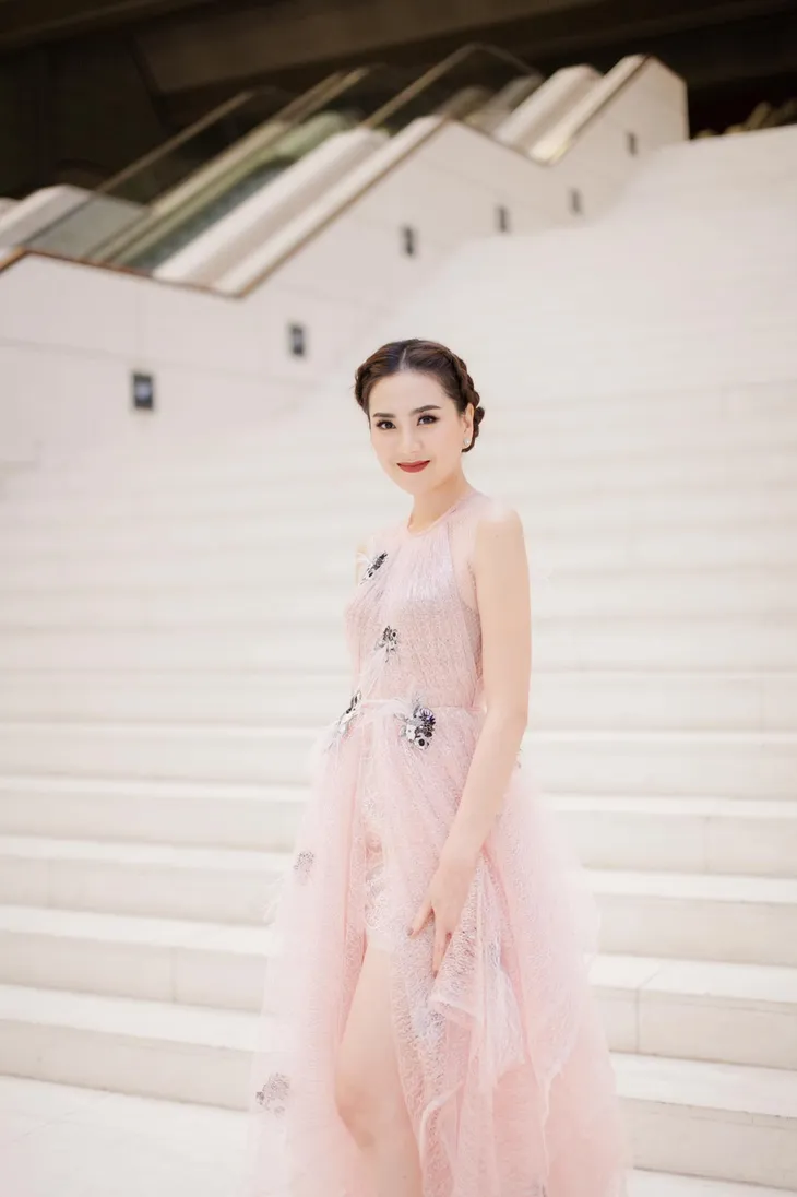 Ngắm cô nàng thời tiết Mai Ngọc duyên dáng đọ sắc bên MC Hoài Anh - Ảnh 1. Ngắm cô nàng thời tiết Mai Ngọc duyên dáng đọ sắc bên MC Hoài Anh - Ảnh 1.