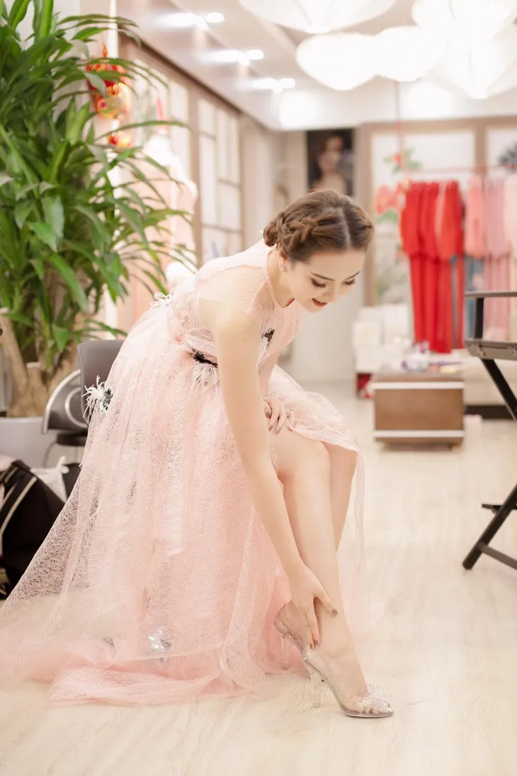 Ngắm cô nàng thời tiết Mai Ngọc duyên dáng đọ sắc bên MC Hoài Anh - Ảnh 4. Ngắm cô nàng thời tiết Mai Ngọc duyên dáng đọ sắc bên MC Hoài Anh - Ảnh 4.