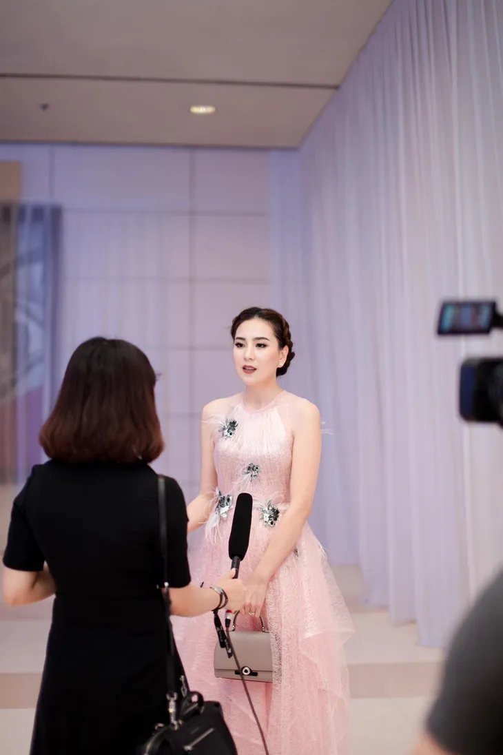 Ngắm cô nàng thời tiết Mai Ngọc duyên dáng đọ sắc bên MC Hoài Anh - Ảnh 3. Ngắm cô nàng thời tiết Mai Ngọc duyên dáng đọ sắc bên MC Hoài Anh - Ảnh 3.