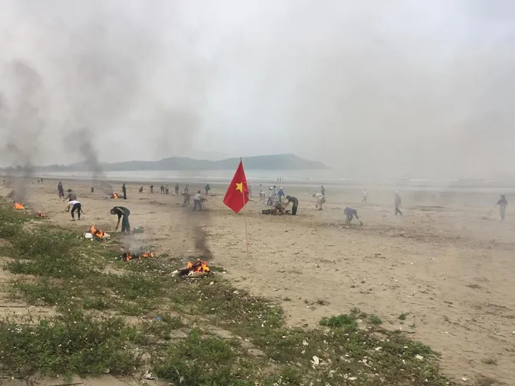 Thanh Hóa: Hàng trăm người dân hưởng ứng chiến dịch Nói không với rác - Ảnh 2. Thanh Hóa: Hàng trăm người dân hưởng ứng chiến dịch Nói không với rác - Ảnh 2.