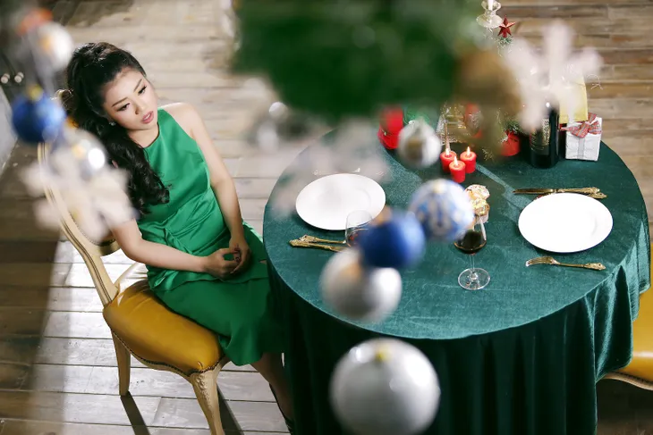 Giọng ca Sao Mai viết thư xin ông già Noel gửi đến anh người yêu trong MV mới - Ảnh 2. Giọng ca Sao Mai viết thư xin ông già Noel gửi đến anh người yêu trong MV mới - Ảnh 2.