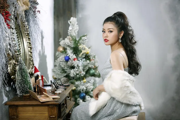 Giọng ca Sao Mai viết thư xin ông già Noel gửi đến anh người yêu trong MV mới - Ảnh 4. Giọng ca Sao Mai viết thư xin ông già Noel gửi đến anh người yêu trong MV mới - Ảnh 4.