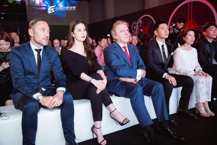 Đẹp tựa nữ thần, Lưu Diệc Phi vẫn bị chê bởi gu thời trang kém sành điệu - Ảnh 11. Đẹp tựa nữ thần, Lưu Diệc Phi vẫn bị chê bởi gu thời trang kém sành điệu - Ảnh 11.