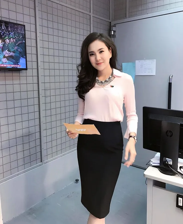 Những bộ sưu tập thời trang đặc biệt của các MC, BTV VTV - Ảnh 14. Những bộ sưu tập thời trang đặc biệt của các MC, BTV VTV - Ảnh 14.