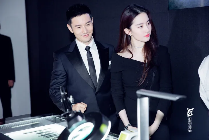 Đẹp tựa nữ thần, Lưu Diệc Phi vẫn bị chê bởi gu thời trang kém sành điệu - Ảnh 12. Đẹp tựa nữ thần, Lưu Diệc Phi vẫn bị chê bởi gu thời trang kém sành điệu - Ảnh 12.