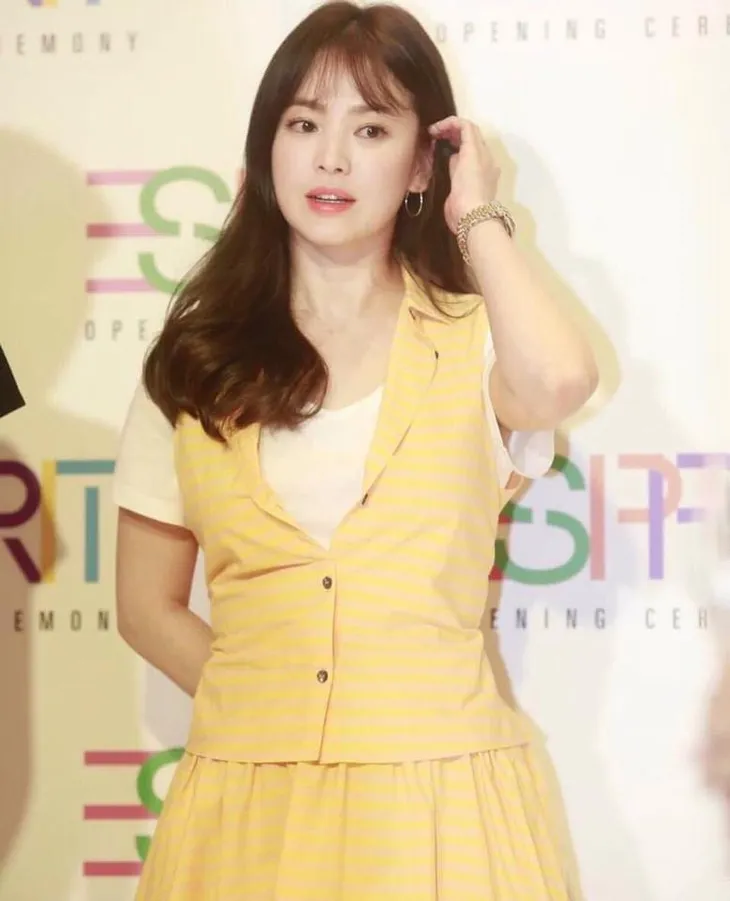 Trang phục xấu cũng không thể dìm hàng nhan sắc Song Hye Kyo - Ảnh 3. Trang phục xấu cũng không thể dìm hàng nhan sắc Song Hye Kyo - Ảnh 3.