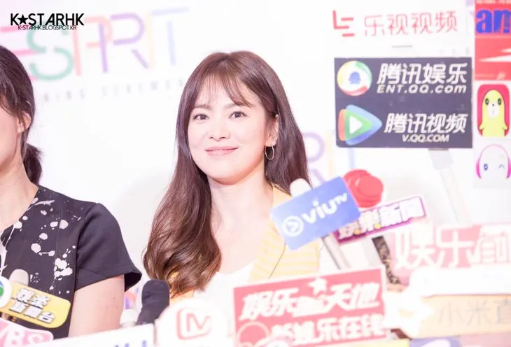 Trang phục xấu cũng không thể dìm hàng nhan sắc Song Hye Kyo - Ảnh 8. Trang phục xấu cũng không thể dìm hàng nhan sắc Song Hye Kyo - Ảnh 8.
