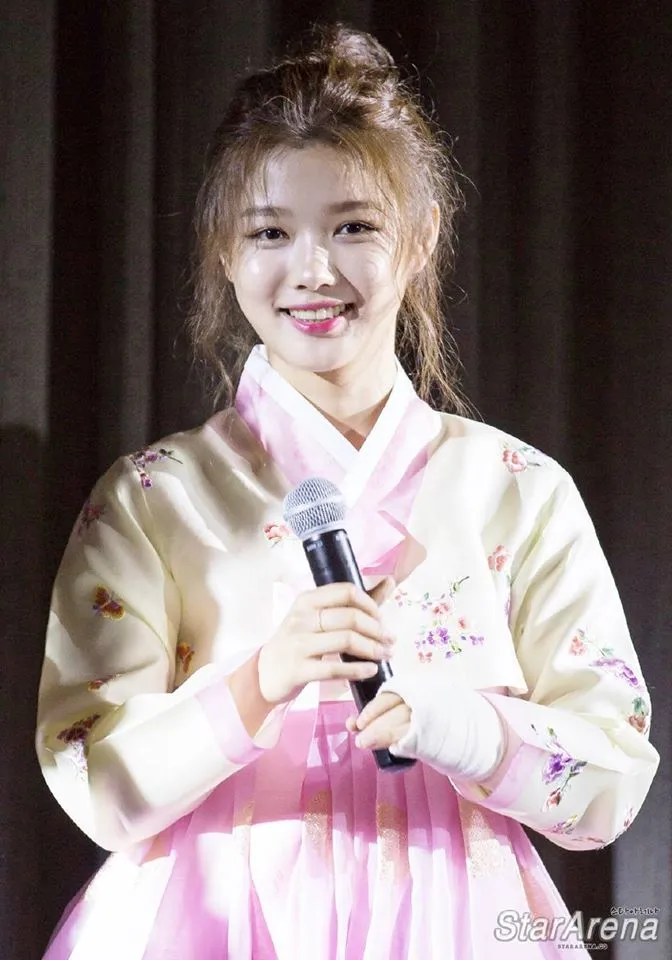 Tay băng bó, Kim Yoo Jung vẫn khiến fan đứng hình vì quá dễ thương - Ảnh 3. Tay băng bó, Kim Yoo Jung vẫn khiến fan đứng hình vì quá dễ thương - Ảnh 3.