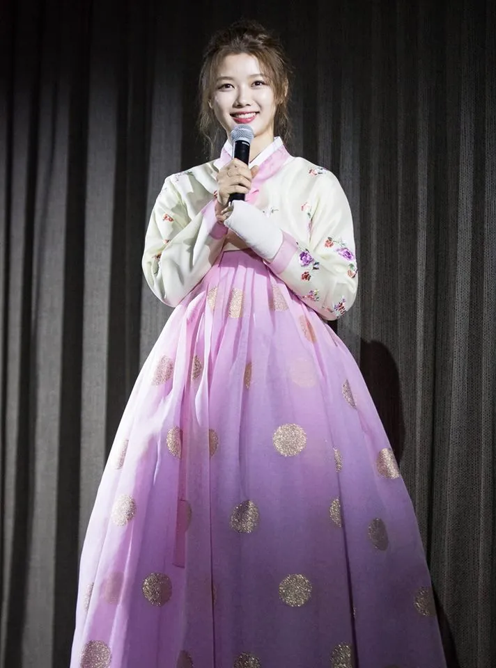 Tay băng bó, Kim Yoo Jung vẫn khiến fan đứng hình vì quá dễ thương - Ảnh 1. Tay băng bó, Kim Yoo Jung vẫn khiến fan đứng hình vì quá dễ thương - Ảnh 1.