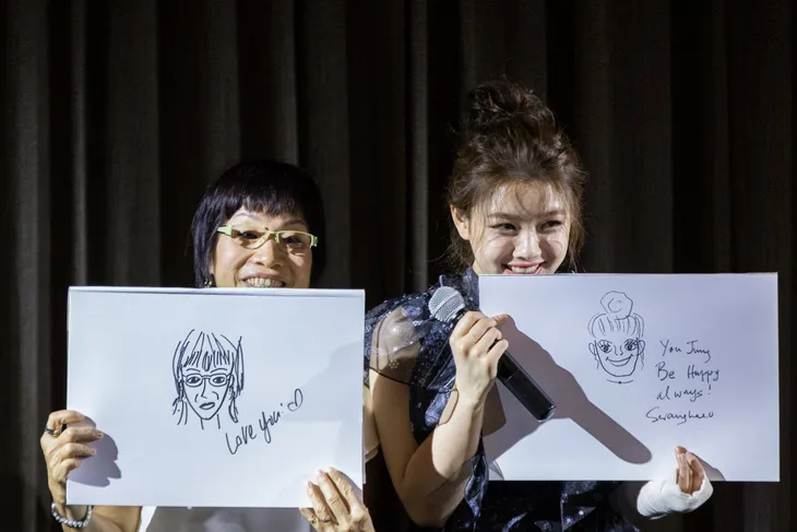 Tay băng bó, Kim Yoo Jung vẫn khiến fan đứng hình vì quá dễ thương - Ảnh 6. Tay băng bó, Kim Yoo Jung vẫn khiến fan đứng hình vì quá dễ thương - Ảnh 6.